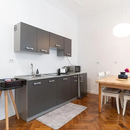 Mimi Carera & Lejlighed