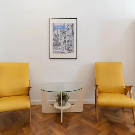 Mimi Carera & Lejlighed