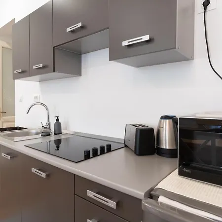 Mimi Carera & Lejlighed *